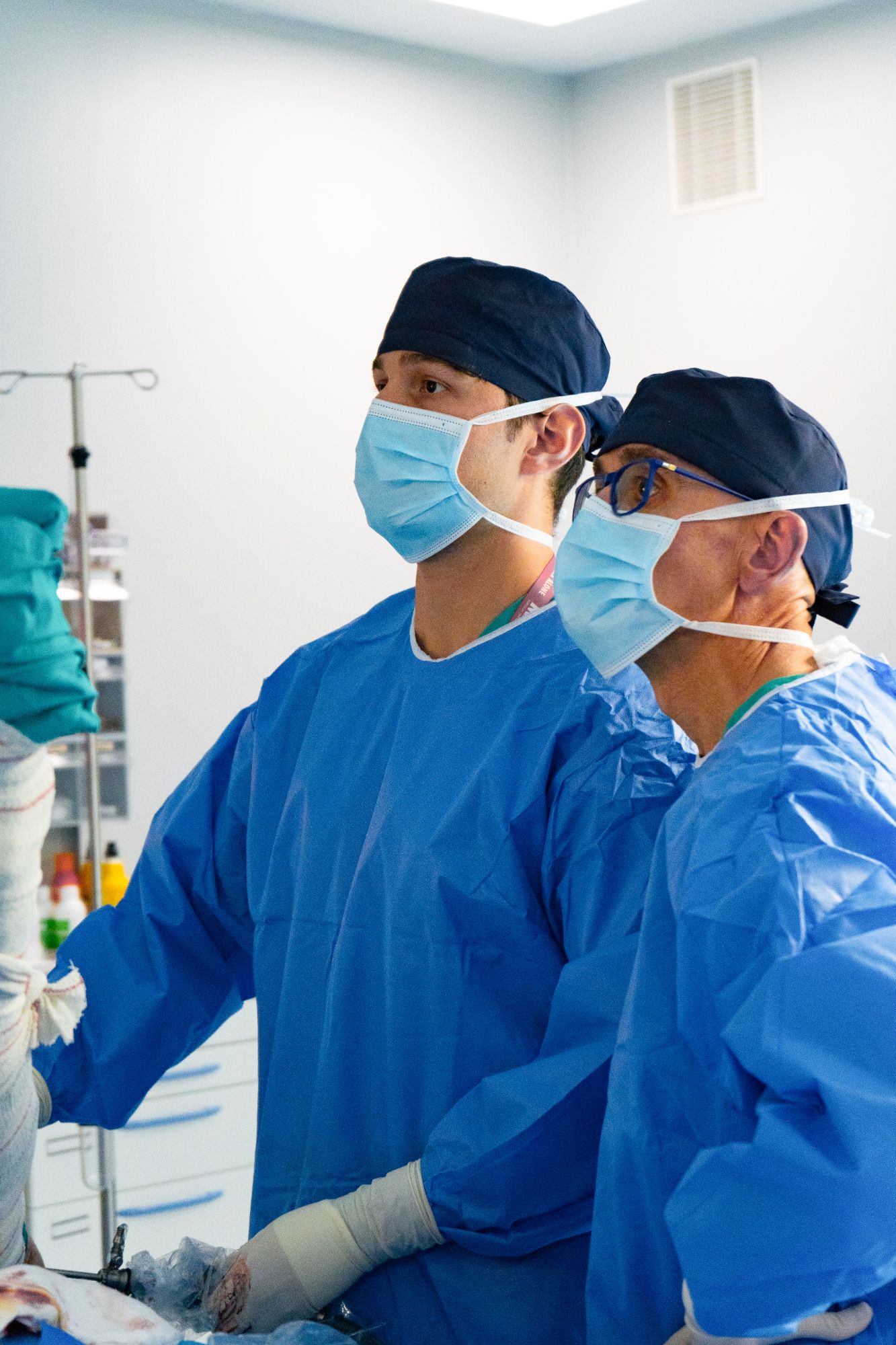 Trauma and orthopedic surgeons preparing for surgery